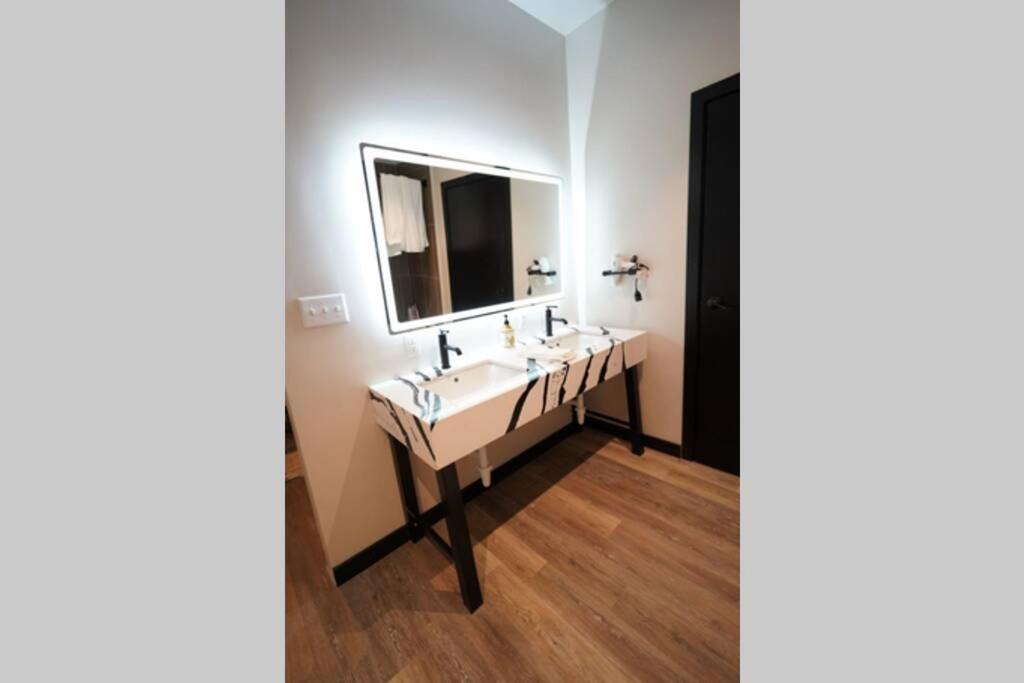 3E *New* Huge! Spacious 3 Bedroom In Oakland That Sleeps 12! Pittsburgh Exterior foto